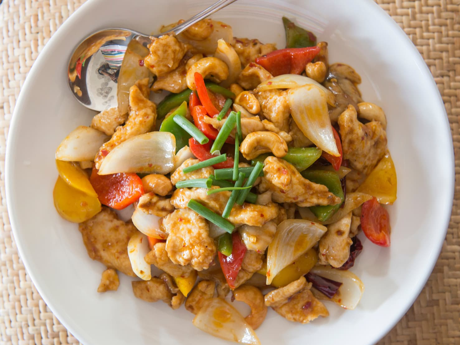 ไก่ผัดเม็ดมะม่วงหิมพานต์ น้ำพริกเผา (Thai Cashew Chicken)